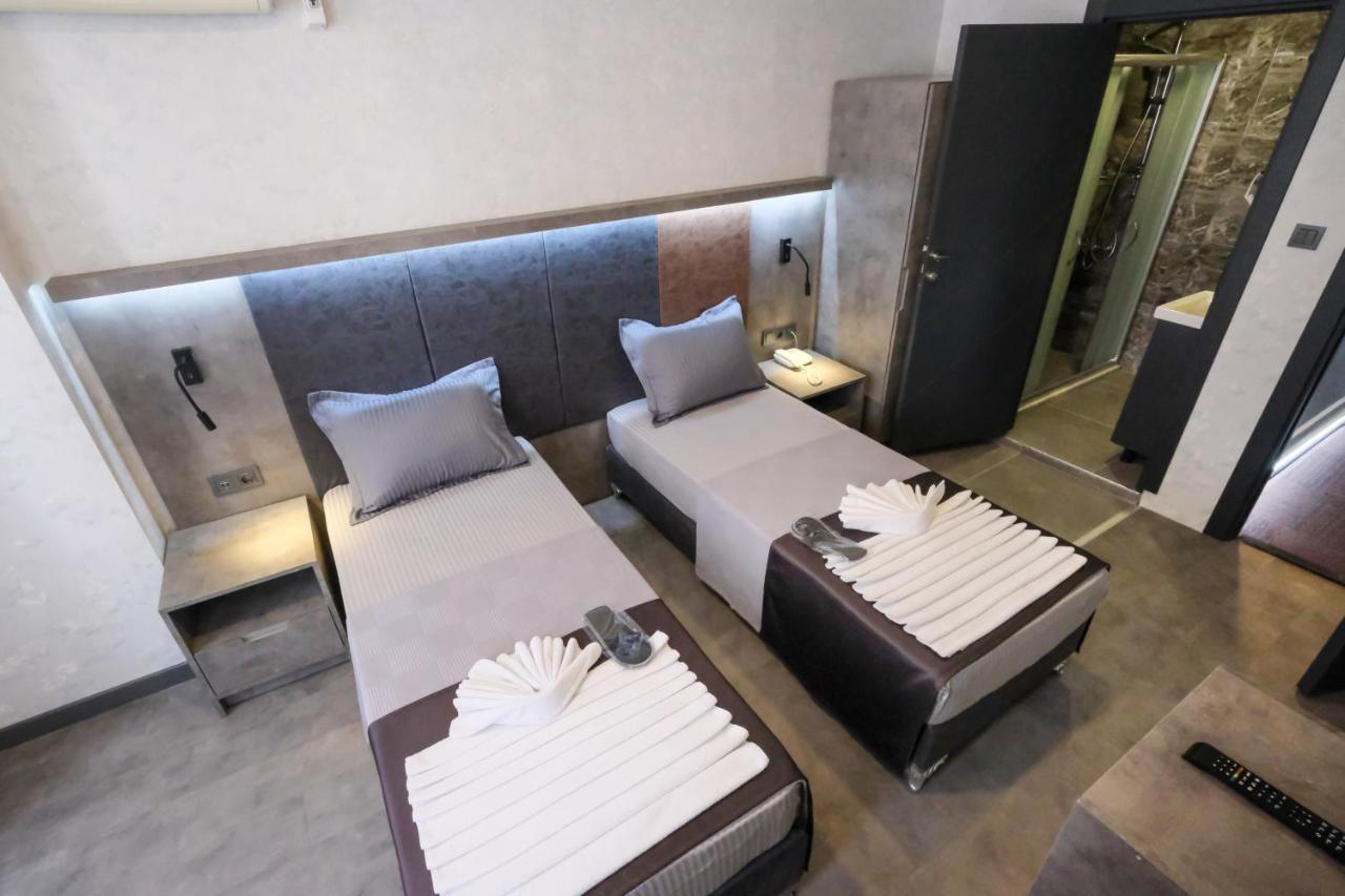 The Queen Hotel Istanbul Exterior photo